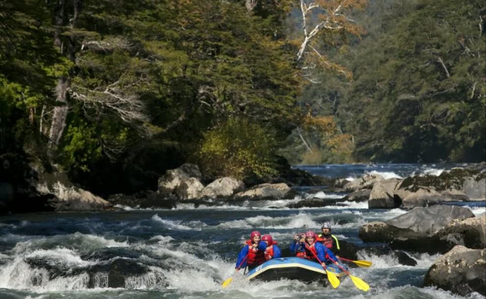 A 5h walk to the top, and 2h30 to return. RAFTING Descend the dizzying Trancura River in an incredible 4+ level rafting.