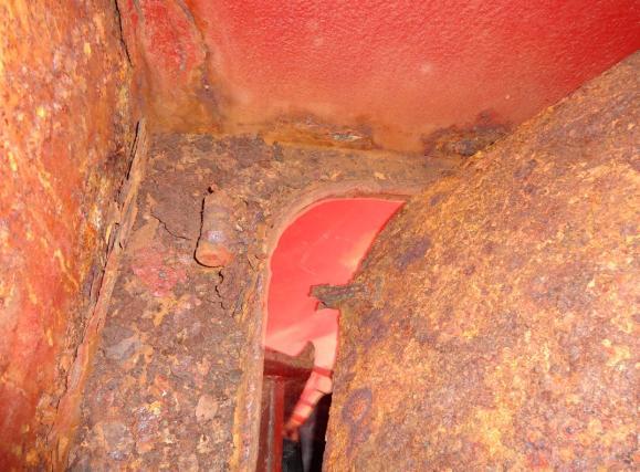 the accident). Figure 6: Broken hinge An additional cargo hold access cover was inspected during the course of evidence collection on board.