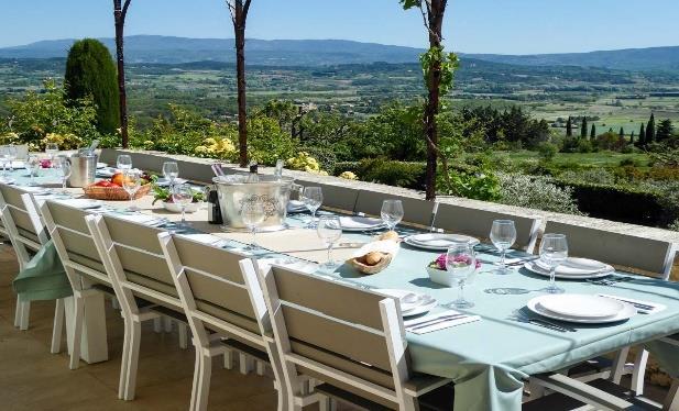 From here you also have a lovely view of the village of Gordes on its promontory to the west. Below this terrace are the garden with lawn and olive trees, and the pool area, also with view.