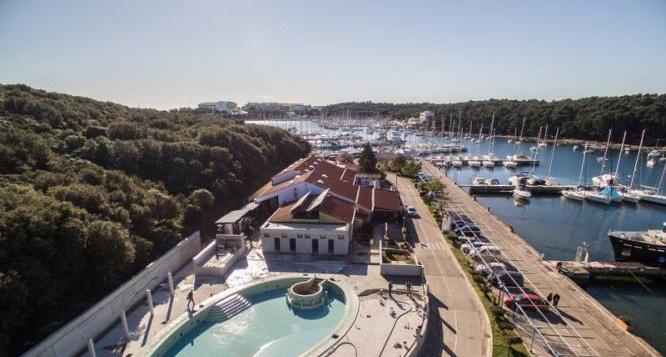 Location descriptions Veruda Our base Veruda is located on the southern tip of Istria in one of the most sheltered bays of the Adriatic, right next to the historic town of Pula.