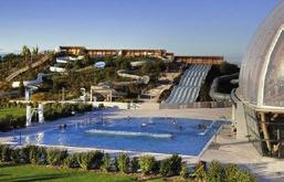Međunarodna škola College du Leman nalazi se 9 km od Ženeve u malom mjestu Versoix, na površini od 8 hektara. U vlasništvu škole je i najmodernije opremljen sportski centar.