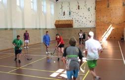 Trening se održava 2 puta tjedno i traje sat i 30 minuta. Тeniska akademija (11-13 godina) Treninge provode ovlašteni teniski treneri u grupama do 20 osoba.