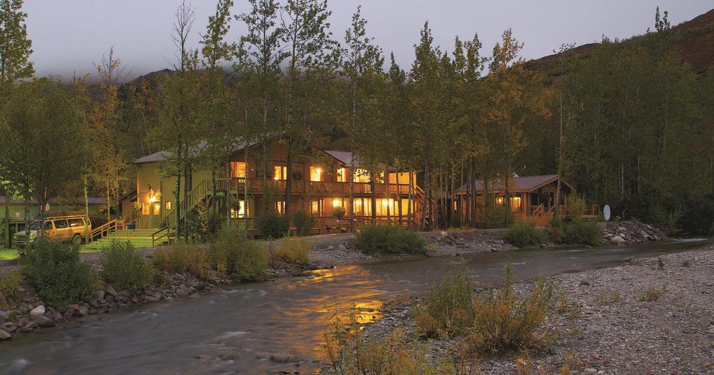 Hotel amenities include a steam room & sauna, riverside deck, restaurant, and lounge. Just next door is the well-known Pike s Landing restaurant.