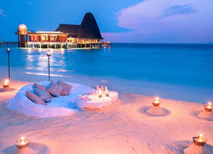 Return for a romantic candlelit dinner with barbecued Maldivian seafood and bold flavours. Enjoy an array of theme nights with captivating entertainment.