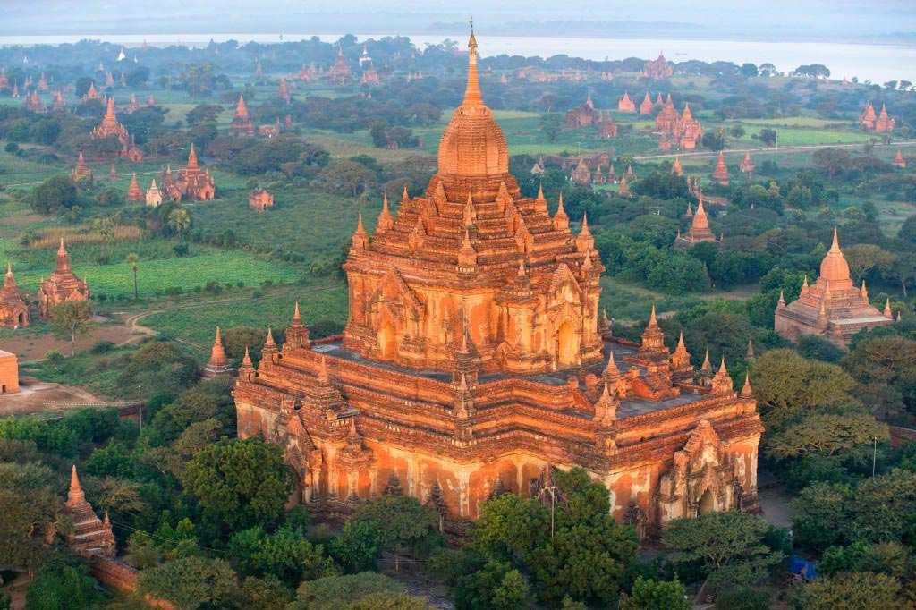 Page 11 PHOTO FEATURE Temples of Bagan,
