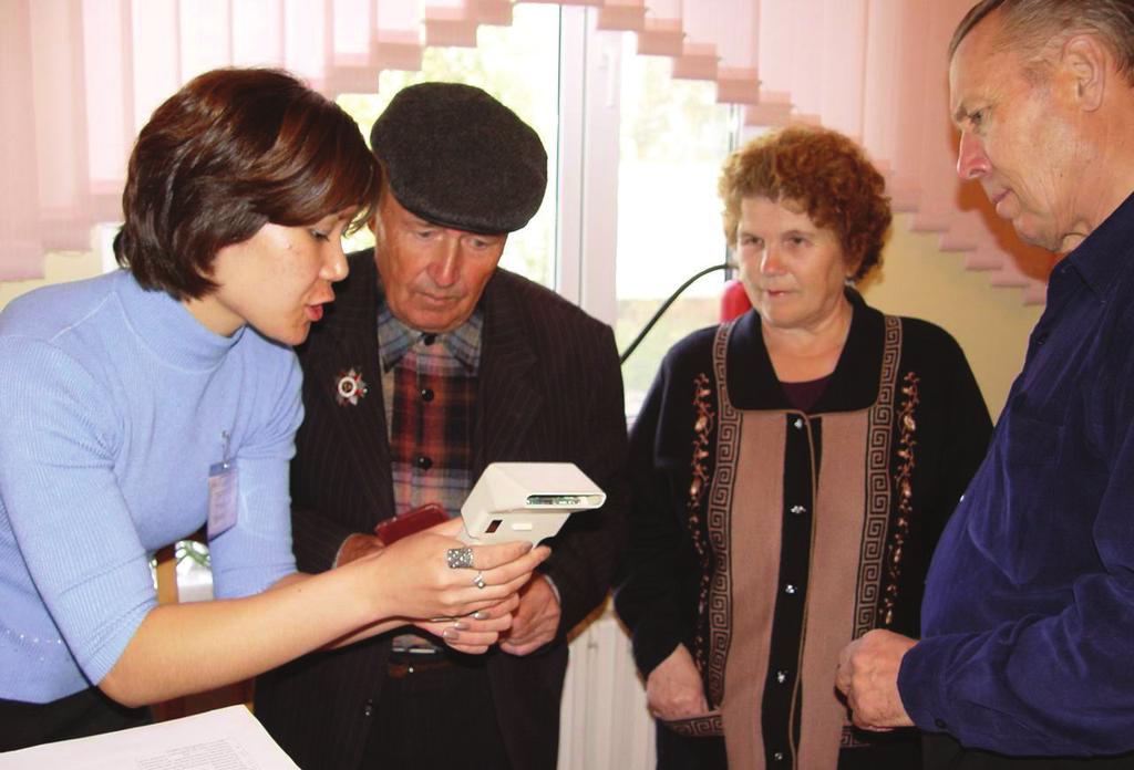 Komisionerë zgjedhorë që u tregojnë teknologjinë e re të votimit zgjedhësve në Kazakistan, 2004.