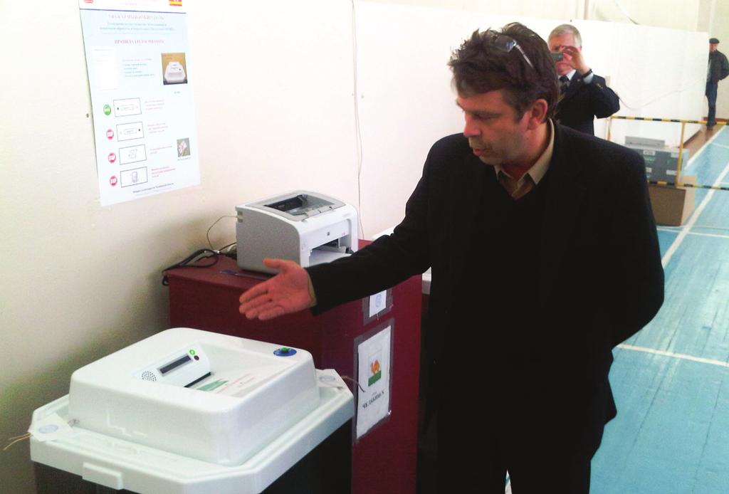 Një komisioner zgjedhor tregon teknologjinë e skanimit të fletës së votimit në Federatën Ruse, 2011.