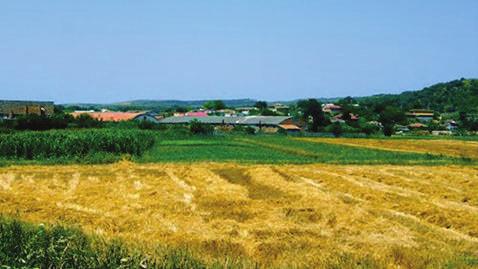 Në qendër është fshati Theth. Në këndin e sipërm në të djathtë gjendet lugina e Valbonës me Majën Roshit dhe Kollatën në të majtë.