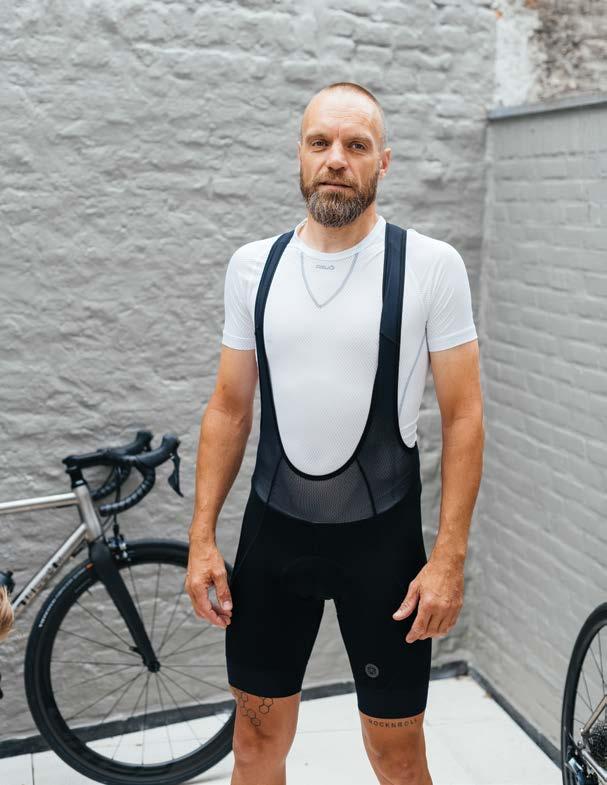 65mm Laser finished cuff with silicon grip Multi panel preshaped short ESSENTIAL PRIME SHORT On long rides, these bib shorts provide muscle support through compression.