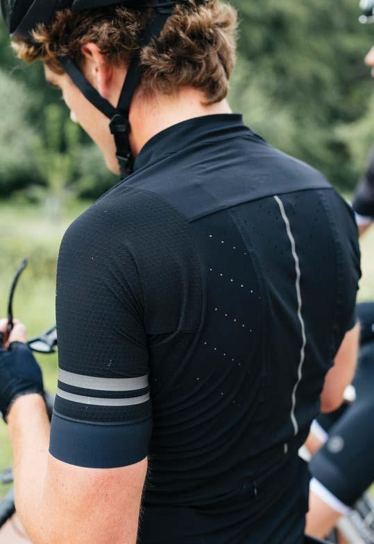 Deep dive collar with chin protector 2 back pockets + 1 zippered audio pocket Laser-cut ventilation openings on the back and side panels PREMIUM WOVEN JERSEY LIGHTWEIGHT AND CUT TO PERFORM 2-way