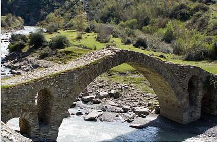 Fg. 9 Ura e Mesit Në lindje pas disa kilometrash ku ndodhet një urë e vjetër Otomane mbi lumin e Çorovodës