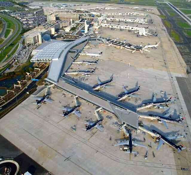The Airport The City of Philadelphia s Division of Aviation includes the Philadelphia International Airport (PHL), the only major airport serving the nation s seventh largest metropolitan area, and