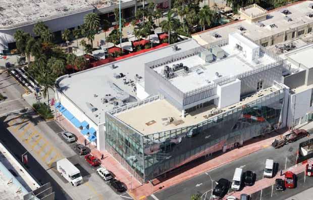 317 SF RETAIL SPACE 317 SF retail space (can be combined for up to 865 SF) located between Lincoln Road and