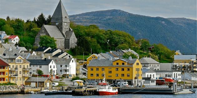 DAY 3 In the footsteps of the Vikings Location: Kristiansund - Trondheim - Rørvik Today you wake up in beautiful Trondheim.