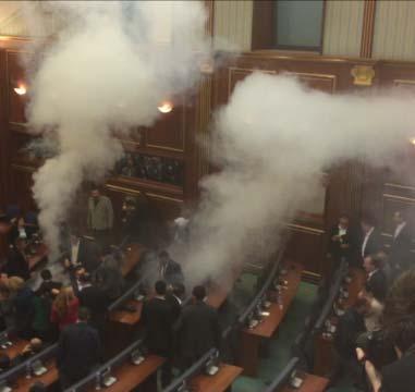 Ndërkaq, 3 deputetë të opozitës mësohet se janë vënë në pranga. Deputetët e partive opozitare hodhën sërish gaz lotsjellës në sallën e mbledhjeve të Parlamentit duke bllokuar fillimin e saj.
