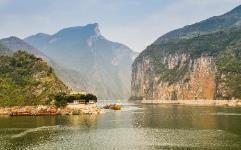 Yangtze River One of the world s great and legendary waterways, this 6,300km river has its origins high up in the snow-covered mountain of Tanggula, in the Southwestern Qinghai Tibet Plateau, and