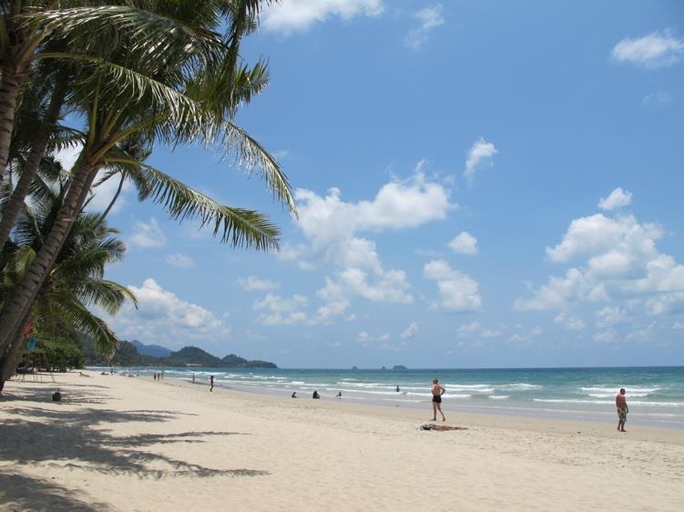 B L 6 th day R&R in Chumphon The rest day offers the opportunity to sleep in, relax or stay by the hotel pool. Nature lovers may prefer the white sandy beach and the warm seawater.