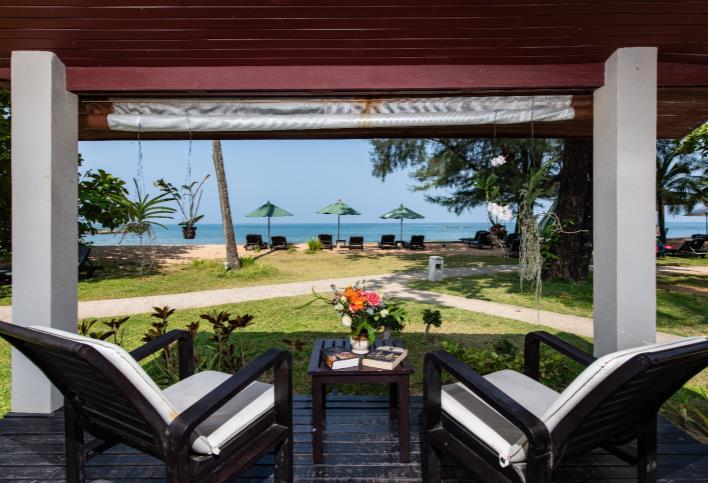The coast of the Indian Ocean awaits us in Khao Lak. Of course, our resort is again located directly on the sea.