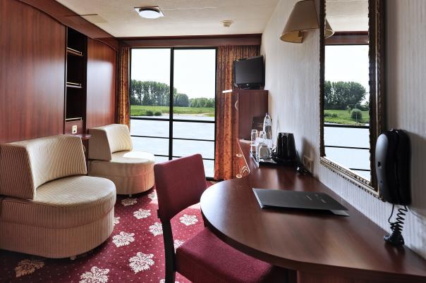 To make the most of the good weather, the Sun Deck serves as a welcoming living room with uninterrupted 360 views not available on larger boats.