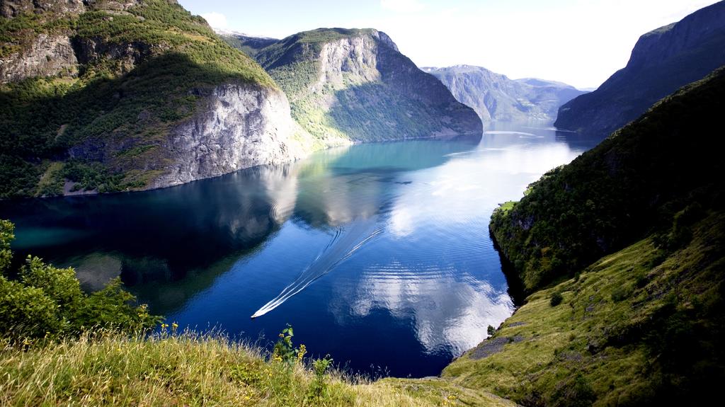 Foto: Paal Audestad / fjordtours.com 1 600* Norway in a nutshell Prices include transport by!ord cruise boat (classic-* or premium boat), bus and trains.