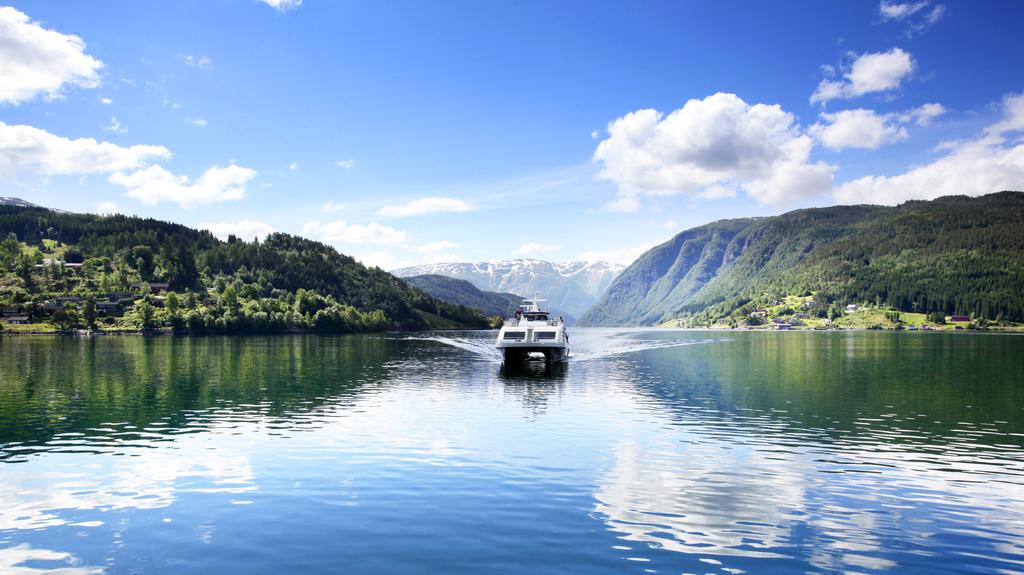Foto: Paal Audestad / fjordtours.com Hardangerfjord in a nutshell 1 570 Calm & beautiful dramatic & rough Prices include transport by fjord cruise boat, buses and train, sightseeing in Eidfjord.