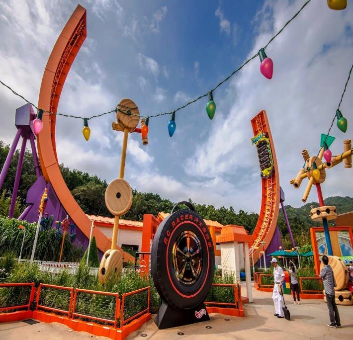 Based on the stories of Toy Story, the American Old West, fantasy, adventure, space and Americana, Hong Kong Disneyland lets you enjoy high-quality rides, meet your favorite