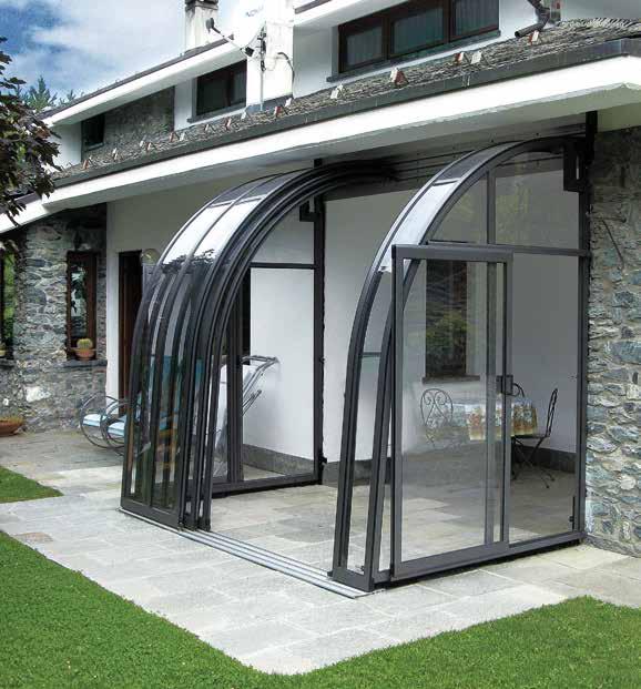 POLYCARBONATE OPTION The Corso Entry is elegant with its curved aluminium profile structure.