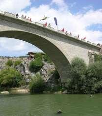këta lumenj depërtojnë nëpërmjet qytetit të Pejës, përkatësisht Prizrenit.