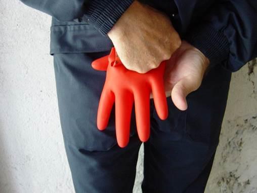 Prije stavljanja provjerite propuštaju li rukavice Vaše ruke moraju biti čiste i suhe prije stavljanja rukavica.