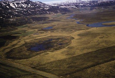 Útfallsrör sett niður við Kolavatn í júlí 1999, vatnið tekið að fossa. Það eru þau Hallgrímur G.
