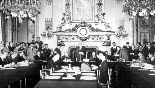 1951: U themelua Bashkësia Evropiane për Thëngjill dhe Çelik nga ana e gjashtë anëtareve themeluese 1957: Marrëveshja e Romës e themeloi tregun e përbashkët 1973: Bashkësia zgjerohet në nëntë vende