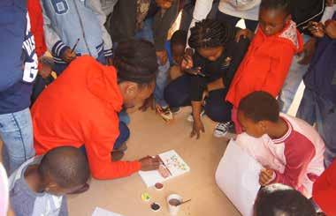 relationships between parents and children. Painting activities took place in Luka. Children from the Youth Centre had fun expressing their creativity in painting.