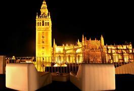 The hotel is located in the historical Centre of Seville in front of the Cathedral and a couple of minutes away from the shopping streets.