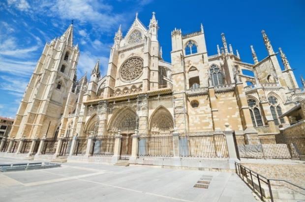 4. Tourism Activities LEON CATHEDRAL One of the most beautiful cathedrals in Spain, it is undoubtedly the city s landmark, whose history starts in the 10th century.
