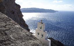 DISCOVER 06 Slow Santorini Laura Andrite EDITOR Step onto a luxury holiday island where the streets are paved with marble. Wander through a breathtaking volcanic landscape steeped in the Greek myths.