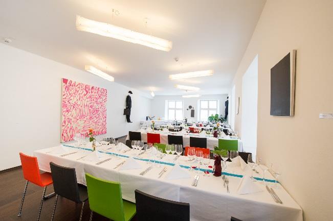 It is as well our pleasure to organize aperitifs and standing lunches for up to 90 guests in this room.