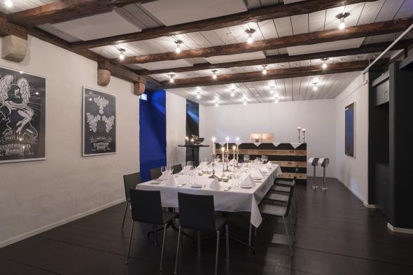 A historic masonry with wooden beams, furnished in a dynamic and tasteful way, a combination of modern and rustic.
