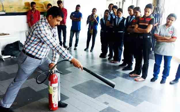 training recently. Deputy Manager (Safety), Mr. Siva Kumar conducted the training and apprised the staff of taking measures to prevent the spread of fire in the Mall.