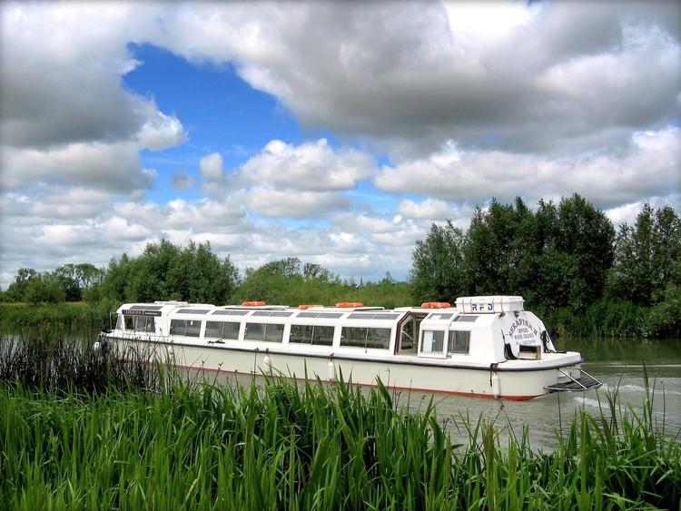 Oxford River Sightseeing Cruise Cruising the tranquil Thames in oxford offers a taste of a slower life, where cares drift away with the gentle flow of the water and life s