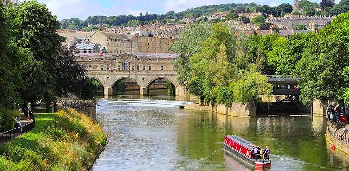 Our private boat hire options allow you to tour the river at your own pace and escape from the busy areas of oxford, so popular for tours and sightseeing.