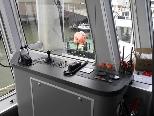 manoeuvring console and the aft manoeuvring console.