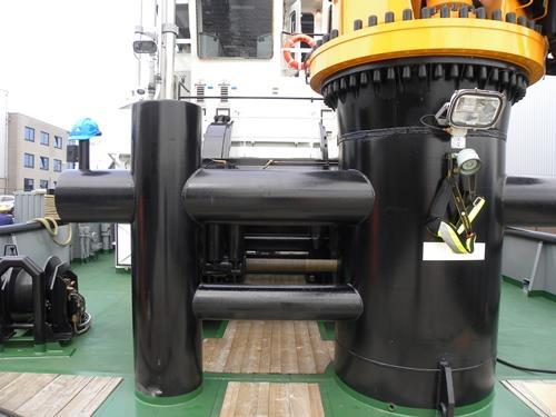 The two drums DMT type WATW-H1000KN winch on the aft main deck consist of a 50 tons towing winch drum with 800m wire of 44mm with a capacity of @ 10m/min 150 tons brake holding power and an anchor