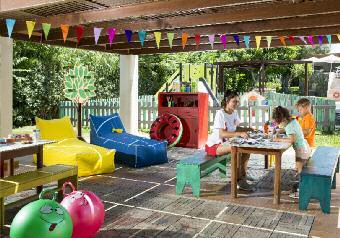 families The Kids Club offers an entertaining daily activity schedule for children and teenagers, creating fun-filled times during their stay, with great memories to take home.