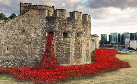 Incredible WWI Tribute In London Looks Like A River Of Blood But Look Closer!