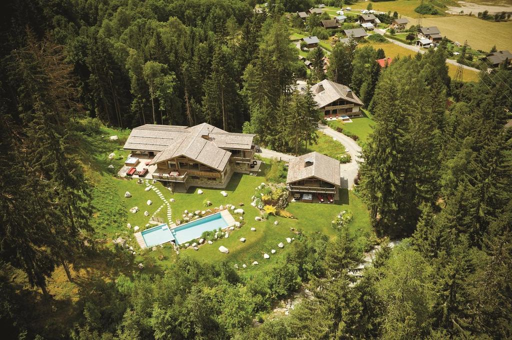 OVERVIEW Sleeps up to 16 guests Chalet Amazon Creek 510 sq. m living area over 2 levels Chalet Baby Bear 150 sq.