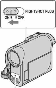 Snimanje u tamnim uvjetima (NigtShot plus) Za širi kut snimanja: (Wide angle) Infracrveni senzor Postavite preklopku NIGHTSHOT PLUS na ON. (Pojave se oznake ; i ["NIGHTSHOT PLUS"].