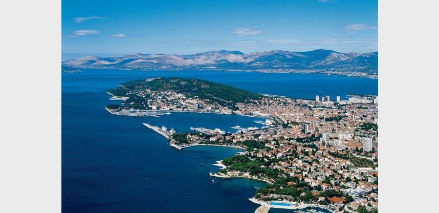 2. METODIKA 2.1. Geografski položaj Split je najveći grad u Dalmaciji, drugi po veličini grad u Hrvatskoj. Prema posljednjem popisu stanovništva provedenom 2011.