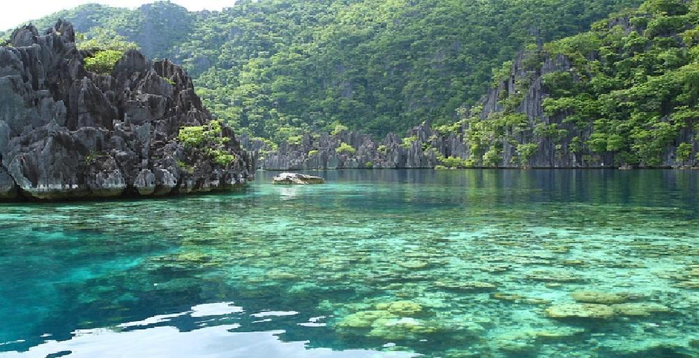 Coron Island has a very mysterious skyline. It has two lakes that are crystal clear.