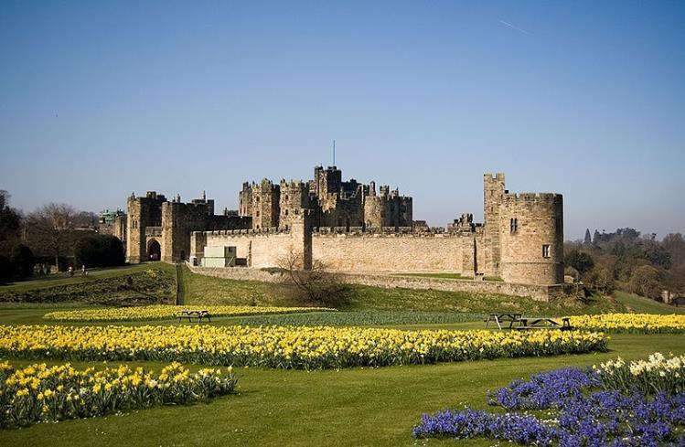 8+ Hours Alnwick Castle (England) 8+ Hours Create Your Own Tour Alnwick Castle On this tour you will visit Alnwick Castle which is home to the Duke of Northumberland.