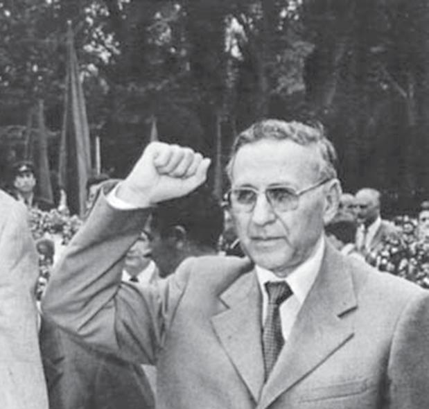 Megjithëse veprojnë si miq në publik, dy drejtuesit e luftës së pushtetit janë Enver Hoxha dhe Mehmet Shehu.